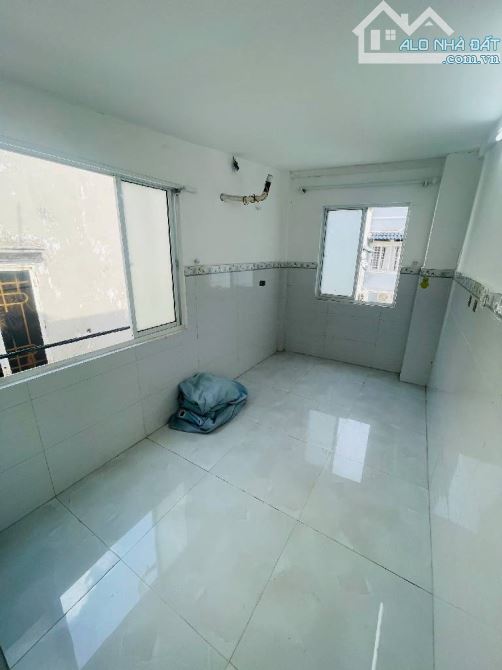 Nhà Gò Vấp chỉ hơn 2 tỷ SHR hẻm xe hơi gần 4m nhà 1 trục 3 tầng 3 phòng Đường Thống Nhất - 3