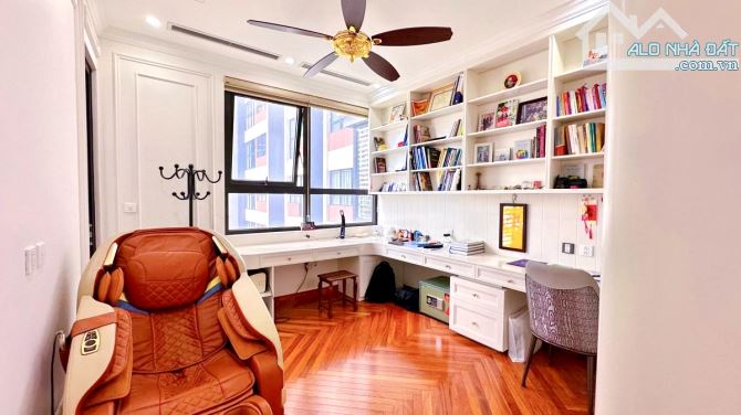 Hiếm bán căn hộ CC 165 Thái Hà, view tầng cao, 3PN, slot ô tô, full nội thất, 173m2 - 3