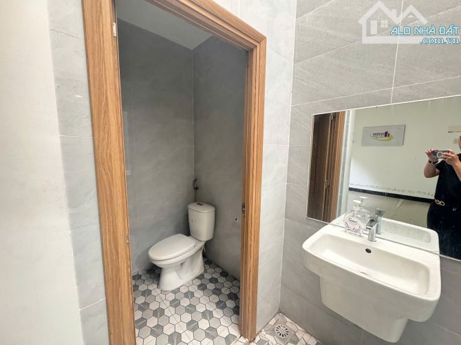 Cho thuê biệt thự góc 2 mặt tiền đường Nguyễn Gia Trí Q.Bình Thạnh DT 10x22-3 lầu.Giá 60tr - 3