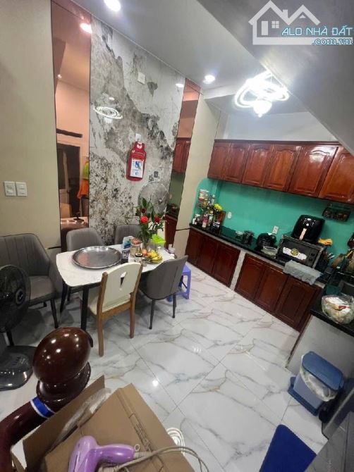 NHÀ ĐẸP CHỦ TẶNG HẾT NỘI THẤT Q.TÂN BÌNH - - 2 LẦU - 2PN - DT : 4.1M X 9M - CHỈ : 5.1TỶ - 3