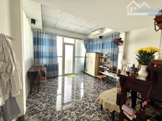 Kế bên Vincom Quang Trung, 4 tầng, 3PN view sân bay rất đẹp! NGANG 4.3x16.5m Nhỉnh 6 tỷ - 3