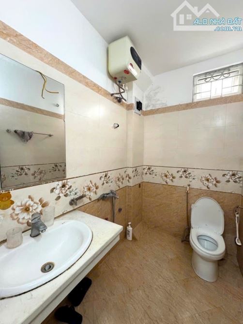 7 TỶ HƠN . 20M RA Ô TÔ  PHỐ MINH KHAI  .  36M. 5 TẦNG .3 NGỦ - 3