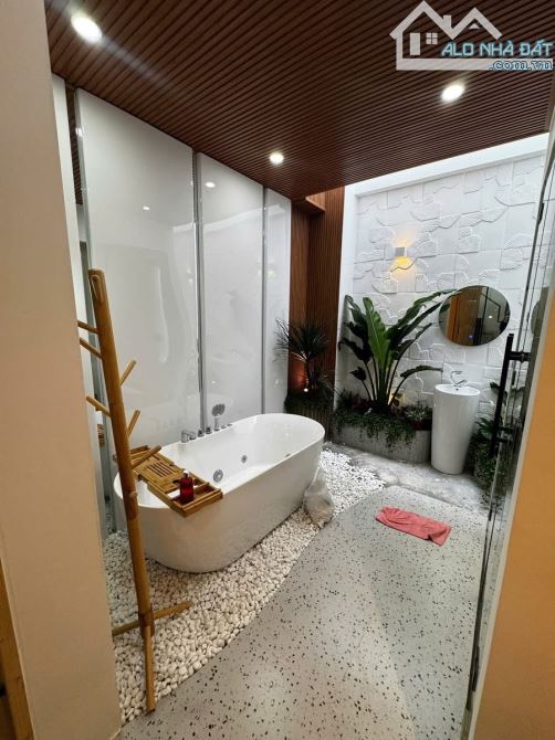 Bán nhà VIEW sân chung cư phố Ngụy Như Kon Tum, 2 CAMRY ngủ trong nhà, 60m2, hơn 19 tỷ - 4