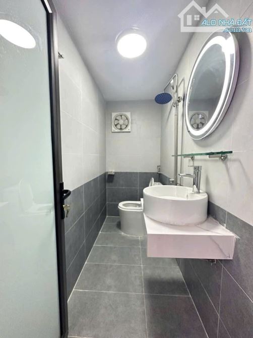Bán nhà Hoàng Hoa thám, nhỉnh 6 tỷ, DT 28m, 4 tầng, ngõ 3 gác - 4