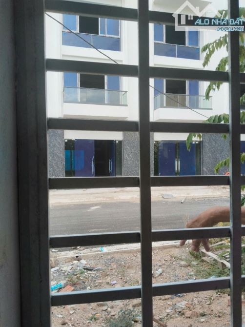 Bán nhà 3 tầng mặt tiền đường Nguyễn Bỉnh Khiêm, cách biển chỉ 500m giá tốt đầu tư - 4