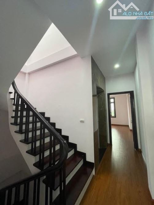 PHÂN LÔ Ô TÔ VỈA HÈ VIP CẦU GIẤY 81M 2 THOÁNG, 7 TẦNG THANG MÁY - 25 TỶ - 4