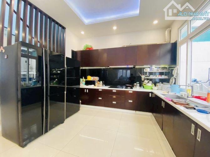 Biệt thự ven sông Sài Gòn - 180M2(10X18)- 3 tầng hoàn công 4PN - Đường 20m - 7
