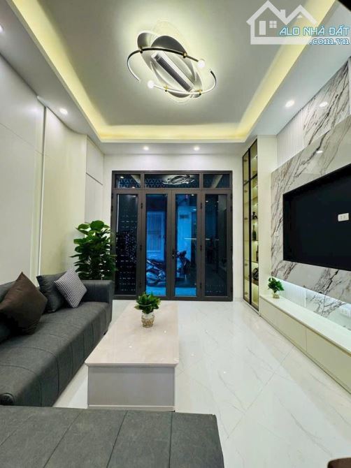 Chị gái nhờ bán -Hồ Đền Lừ - Mặt ngõ thông Kinh Doanh - 31m2 - 5 tầng - nhỉnh 8 tỷ.