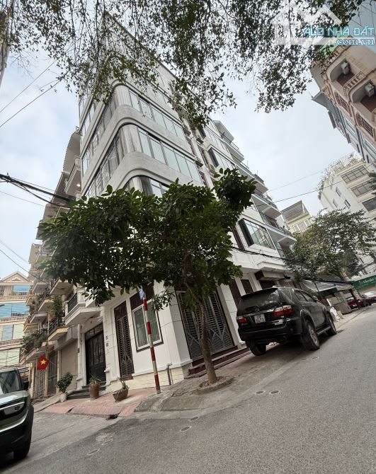 BÁN NHÀ MẶT PHỐ HOÀNG QUỐC VIỆT – LÔ GÓC 3 MẶT ĐƯỜNG – VỈA HÈ RỘNG – 90M², 7 TẦNG