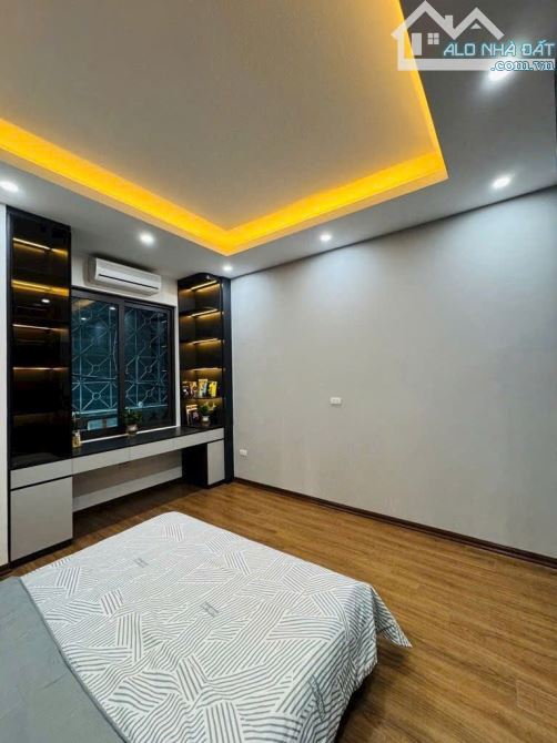 Chị gái nhờ bán -Hồ Đền Lừ - Mặt ngõ thông Kinh Doanh - 31m2 - 5 tầng - nhỉnh 8 tỷ.