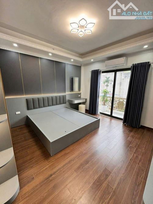 Bán Nhà Tây Hồ- Nhỉnh 11 Tỷ -oto tránh nhau-7 Tầng thang máy.