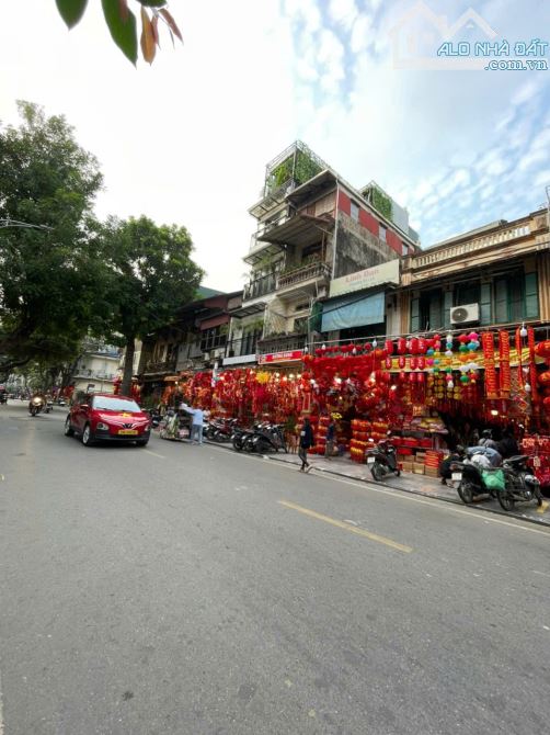 MẶT PHỐ CỔ, CÁCH MẶT HỒ GƯƠM 1 PHÚT ĐI BỘ. NƠI TẬP CHUNG KHÁCH DU LỊCH NHIỀU NHẤT.