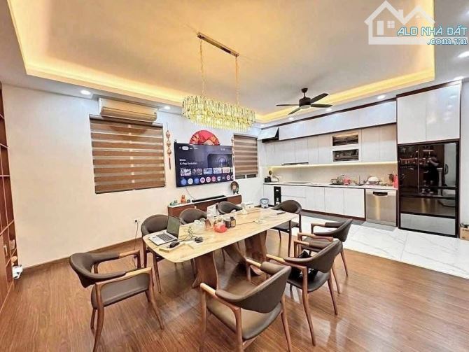 BÁN NHÀ PHỐ HOÀNG QUỐC VIỆT OTO LÔ GÓC 3 MẶT TIỀN DT58m2*7TẦNG THANG MÁY NHÀ MỚI. 19 TỶ