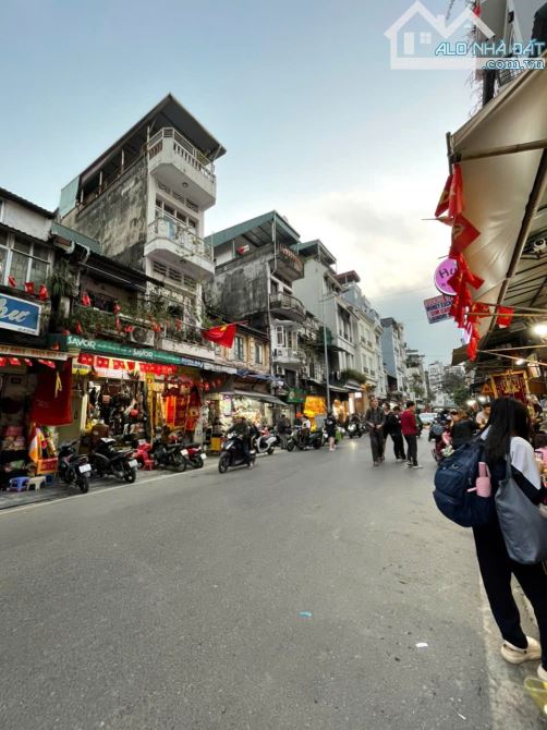 MẶT PHỐ CỔ, CÁCH MẶT HỒ GƯƠM 1 PHÚT ĐI BỘ. NƠI TẬP CHUNG KHÁCH DU LỊCH NHIỀU NHẤT.