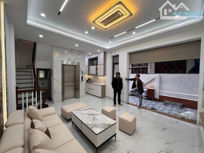 5 tầng thang máy gần mặt phố Bạch Mai gần ngã tư Phố Huế quận Hai Bà Trưng