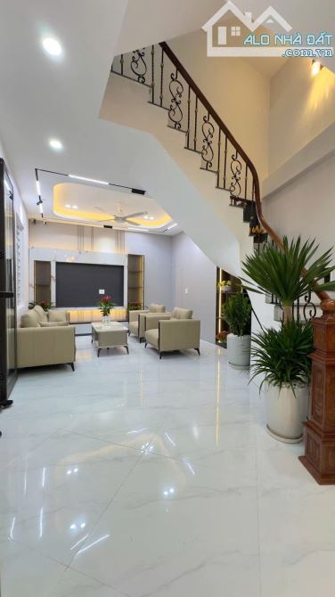 Nhà 4 tầng rộng nhiều phòng ngủ, full nội thất, ngõ nông rộng thoáng, phố Minh Khai