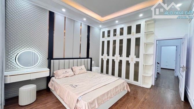 NGÃ TƯ SỞ 47m2x5tằng-OTO ĐỖ CỬA -MT 4,3m-Nhỉnh 20tỷ CÓ TL