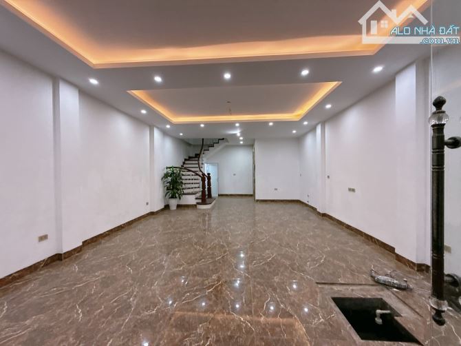 BÁN NHÀ VÂN HỒ 3, OTO ĐỖ CỔNG ,73M, 7 TẦNG THANG MÁY , CÁCH CÔNG VIÊN 100M, GIÁ 21 TỶ