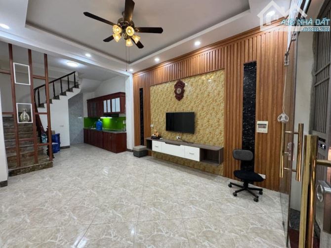 Chính chủ xây 5 tầng chất lượng về ở luôn, ngõ rộng gần đường ô tô, ĐƯỜNG NGUYỄN KHOÁI