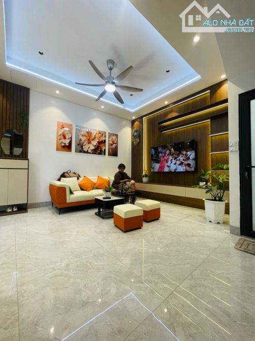 Bán Nhà Phố Lĩnh Nam - Quận Hoàng Mai 30m * 5 Tầng * 8.6 tỷ