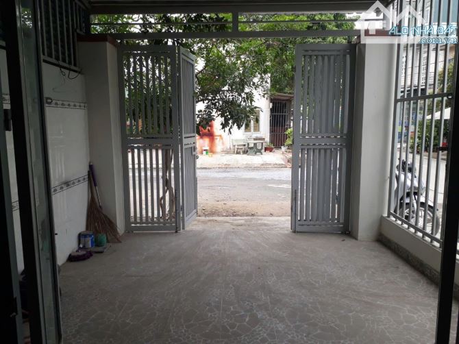 Nhà 2 mặt tiền, 60m2 4tầng ngay chợ Đầu mối Hóc Môn, đường 12m, chỉ 7.2 tỷ