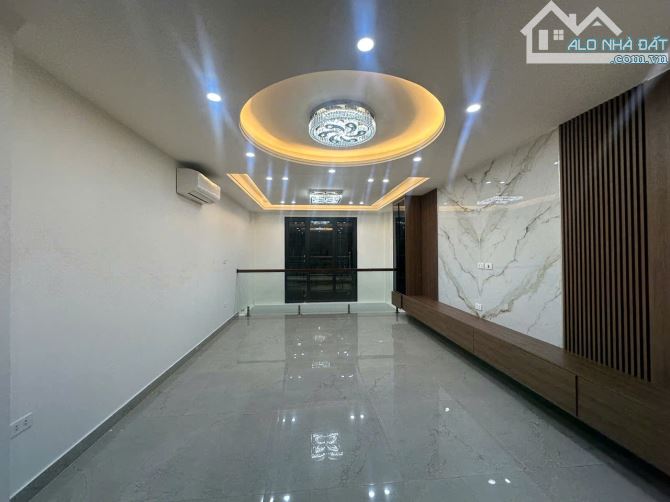 Bán Hoàng Văn Thái Thanh Xuân 40m – 7 tầng – mt 4m, khu phân lô ô tô đỗ cửa – vào nhà.