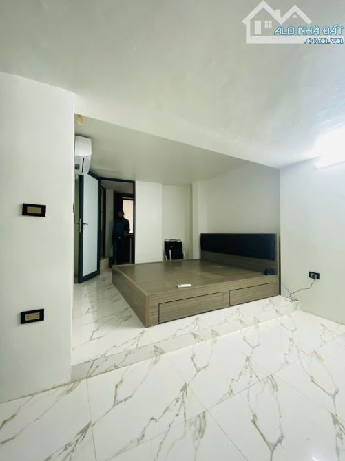 Bán nhà Lê Duẩn - Trần Hưng Đạo. 1 Nhà ra Phố - 4 Tầng dân xây. 50m2 - Giá bán 8 Tỷ.