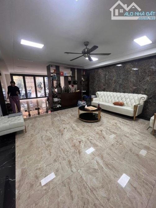 BÁN NHÀ PHỐ NGUYỄN VĂN HUYÊN PHÂN LÔ OTO KINH DOANH TẤP NẬP DT60m2*5T DÂN XÂY. 18 TỶ