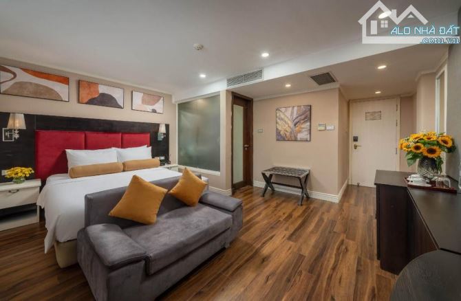 Bán khách sạn mặt phố Hàng Bạc, 80m2, 5 tầng, mặt tiền 5.4m, 77.8 tỷ, cho thuê 120tr/tháng