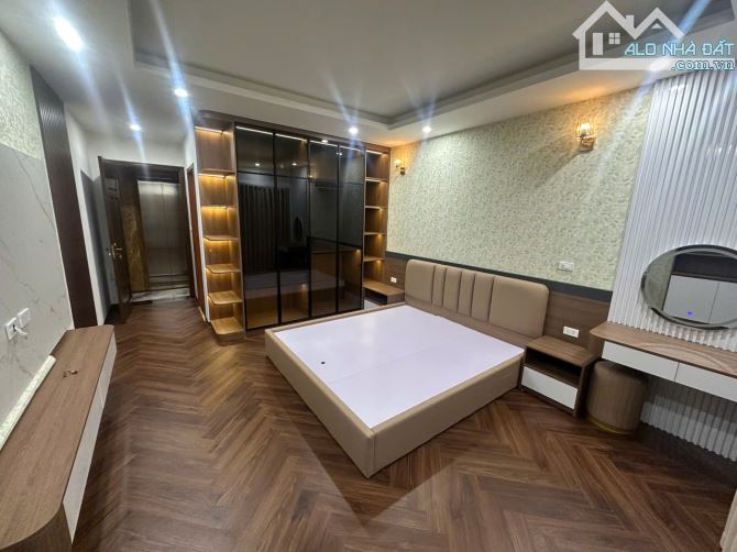 Bán Hoàng Văn Thái Thanh Xuân 40m – 7 tầng – mt 4m, khu phân lô ô tô đỗ cửa – vào nhà.