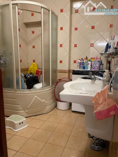 TẬP THỂ MẶT PHỐ TÔNG ĐẢN-NHÀ HÁT LƠN-TẦNG THẤP-2PN-2WC-SẠCH ĐẸP-AN NINH