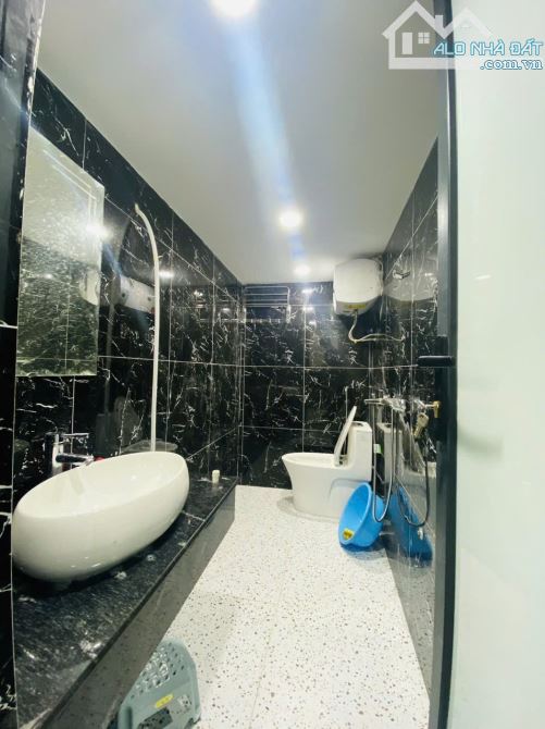 Bán nhà Lê Duẩn - Trần Hưng Đạo. 1 Nhà ra Phố - 4 Tầng dân xây. 50m2 - Giá bán 8 Tỷ.