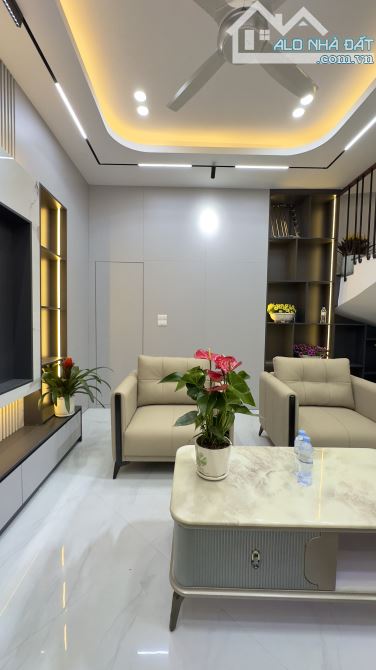 Nhà đầu ngõ gốc đề Minh Khai. MB50m2, Nhà 4T mới, full nội thất. Vị trí đẹp