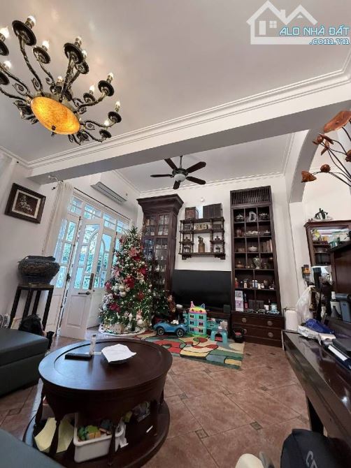 Bán nhà Phố Hoàng Quốc Việt 60M, phân lô, 2 thoáng, ô tô, kinh doanh, 18 Tỷ