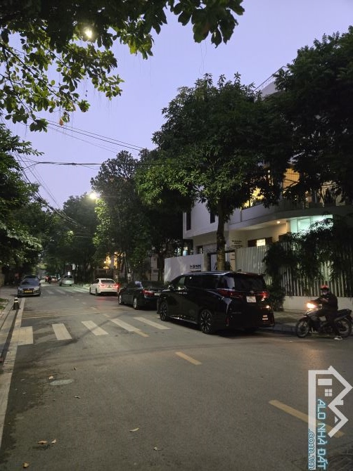 Hàng hiếm. Bán nhà riêng ngõ 61 Lạc Trung. Ngõ ô tô đi song song.