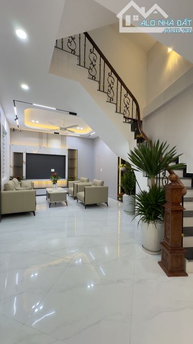 Nhà đầu ngõ gốc đề Minh Khai. MB50m2, Nhà 4T mới, full nội thất. Vị trí đẹp