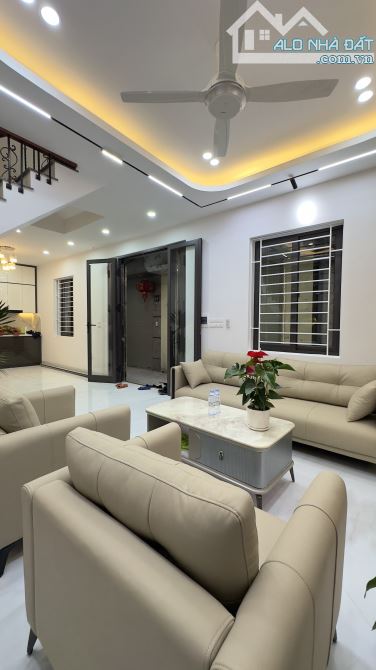 Nhà đầu ngõ gốc đề Minh Khai. MB50m2, Nhà 4T mới, full nội thất. Vị trí đẹp