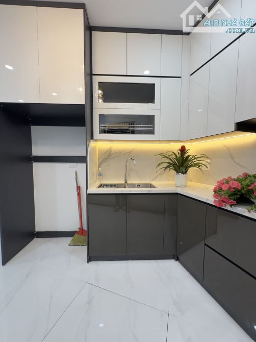 Nhà đầu ngõ gốc đề Minh Khai. MB50m2, Nhà 4T mới, full nội thất. Vị trí đẹp