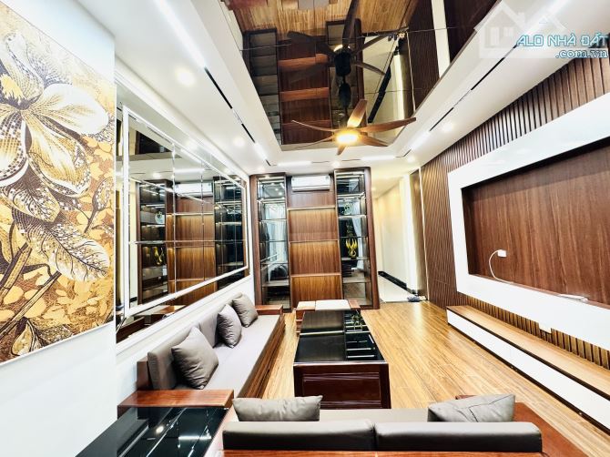 Nhà đẹp - Ô Tô vào nhà - Gần hồ điều hoà - 6 tầng thang máy