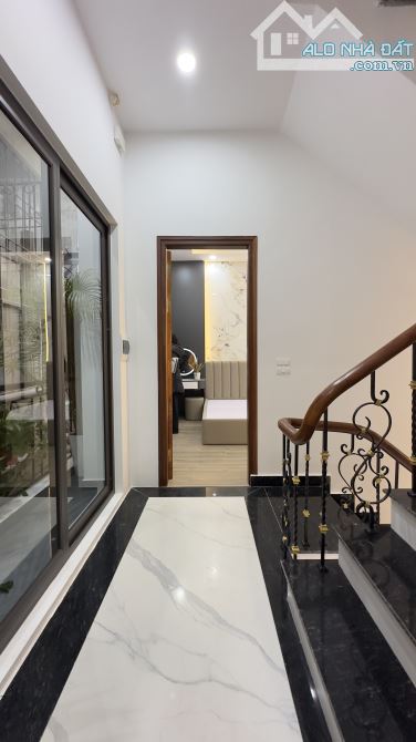 Nhà đầu ngõ gốc đề Minh Khai. MB50m2, Nhà 4T mới, full nội thất. Vị trí đẹp