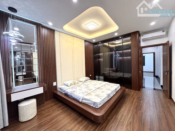 Nhà đẹp - Ô Tô vào nhà - Gần hồ điều hoà - 6 tầng thang máy