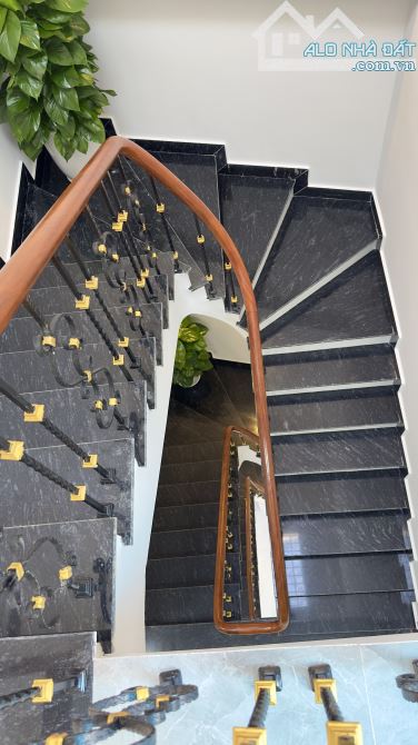 Nhà đầu ngõ gốc đề Minh Khai. MB50m2, Nhà 4T mới, full nội thất. Vị trí đẹp