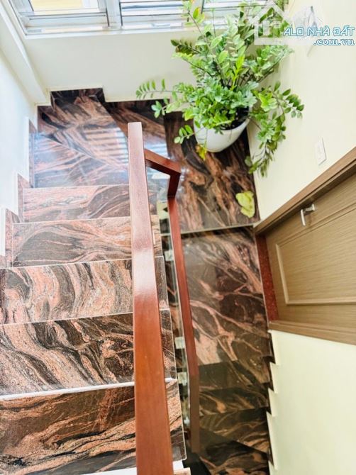 BÁN NHÀ HÀNG CHÁO DT 37M - 6 TẦNG -MT 7M - GẦN PHỐ -