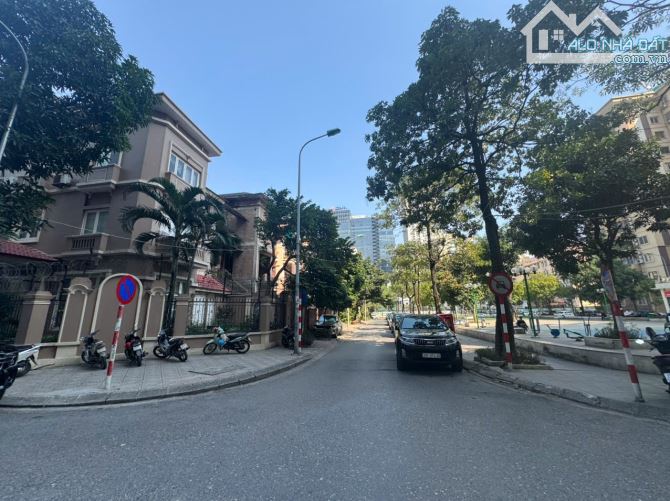 Biệt thự Lô góc Dương Đình Nghệ - DT 270m - mặt tiền 32m - Đối diện chung cư, công viên,