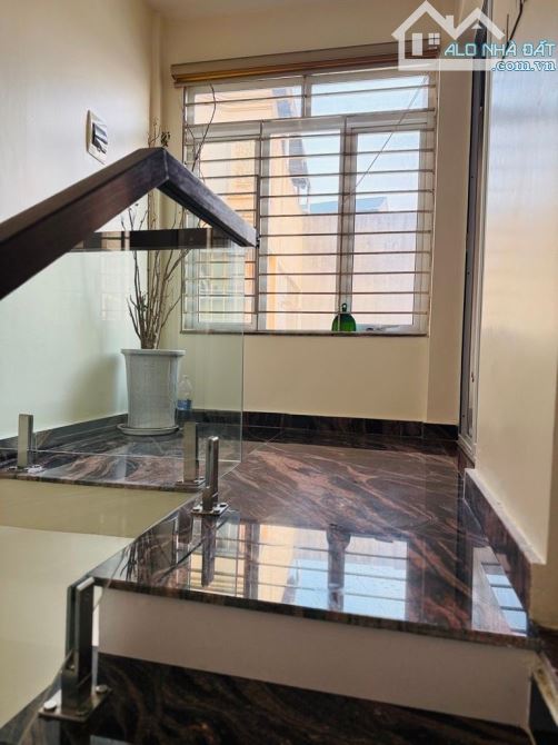 BÁN NHÀ HÀNG CHÁO DT 37M - 6 TẦNG -MT 7M - GẦN PHỐ -