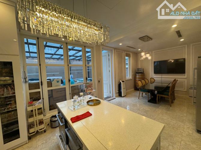 Biệt thự Lô góc Dương Đình Nghệ - DT 270m - mặt tiền 32m - Đối diện chung cư, công viên,