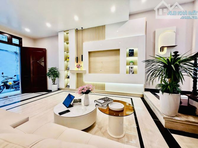 PHỐ MINH KHAI - NHÀ DÂN - 52M2 - MT 4,2M - TẶNG NỘI THẤT - Ô TÔ ĐỖ CỔNG - CHỈ HƠN 200TR/M