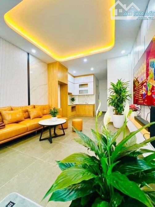 Bán nhà Ngã Tư Sở, 11 tỷ, 5 tầng, dt: 42m2, mt: 4m, ô tô, Thanh Xuân