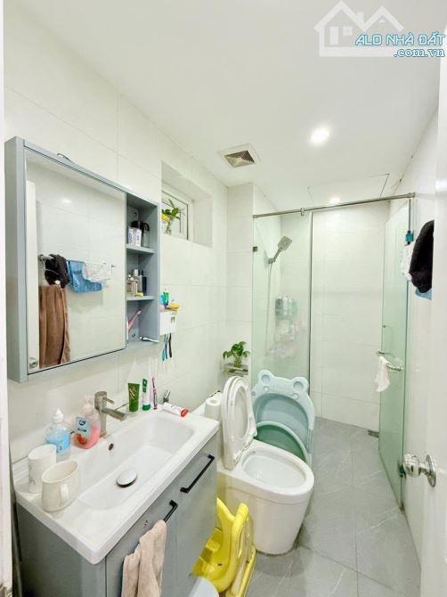 Bán nhà Ngã Tư Sở, 11 tỷ, 5 tầng, dt: 42m2, mt: 4m, ô tô, Thanh Xuân