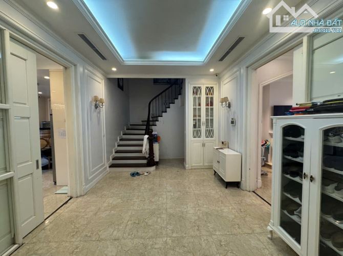 Biệt thự Lô góc Dương Đình Nghệ - DT 270m - mặt tiền 32m - Đối diện chung cư, công viên,